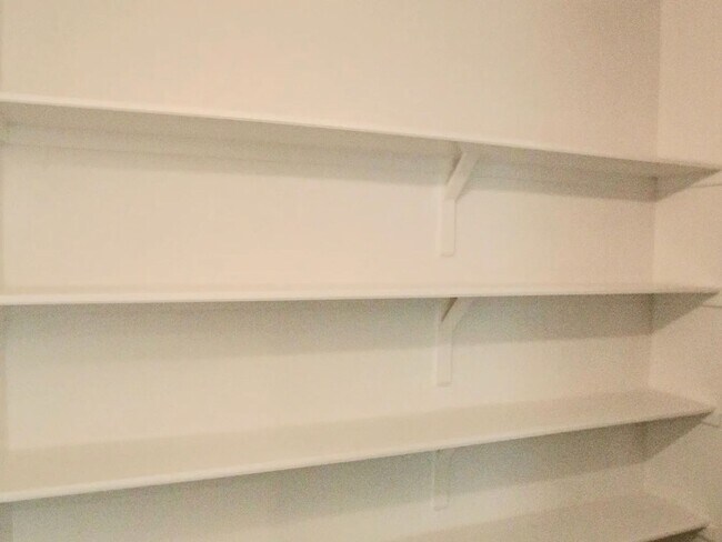 Building Photo - East Riverside near parks