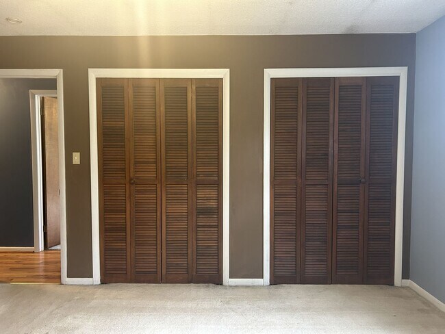 Building Photo - 4/2.5 in Beautiful Warrensville! Lots of S...