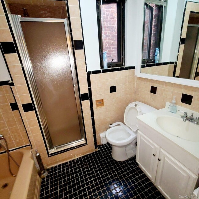 Building Photo - 72-38 Yellowstone Blvd