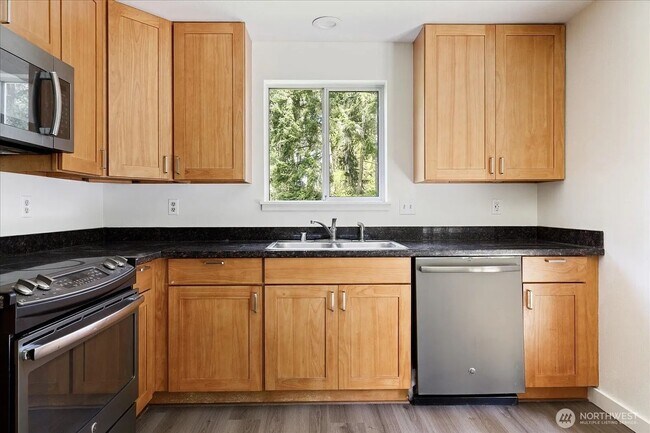 Building Photo - Charming 2BR Duplex Freeland