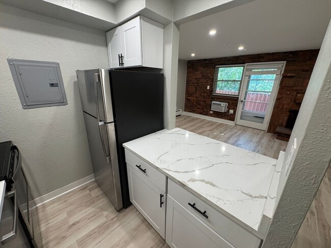 Building Photo - Studio Condo in the heart of Capitol Hill
