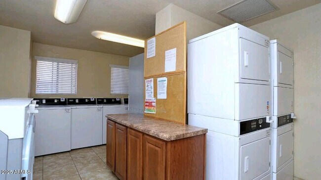 Building Photo - 1745 E Glenn St