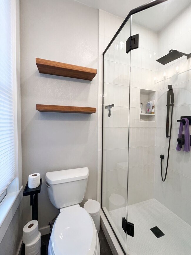 Building Photo - Furnished! In town! Walk to everything! Recently updated!