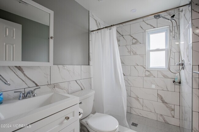 Building Photo - 32 Howland Ave