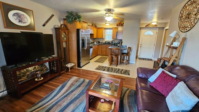 Building Photo - Condo located near the lake- Available NOW until July 31st, 2026. Available again September 1st, ...