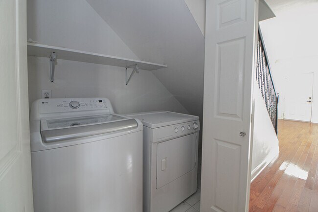 Building Photo - 607 Anderson Dr