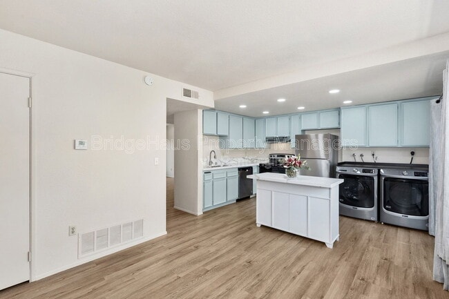 Building Photo - 7831 Rancho Fanita Dr