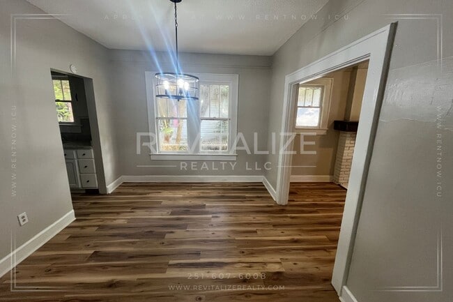 Building Photo - Beautiful Renovated 3 Bedroom/2 Bathroom H...