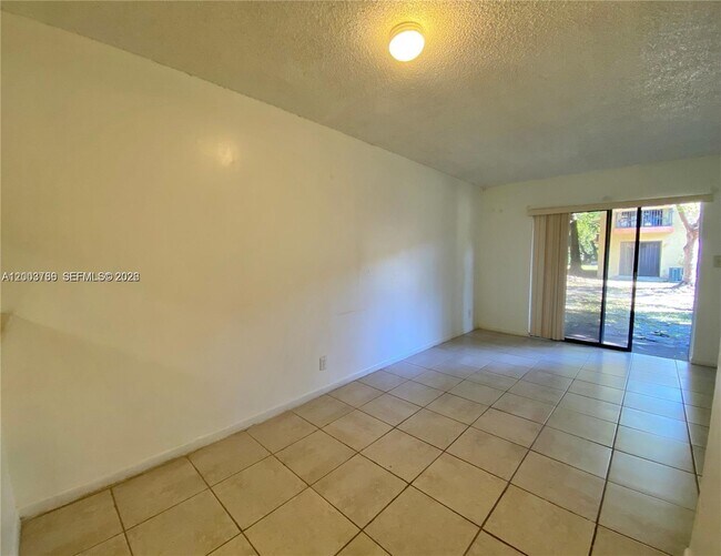 Building Photo - 4033 Lakeside Dr