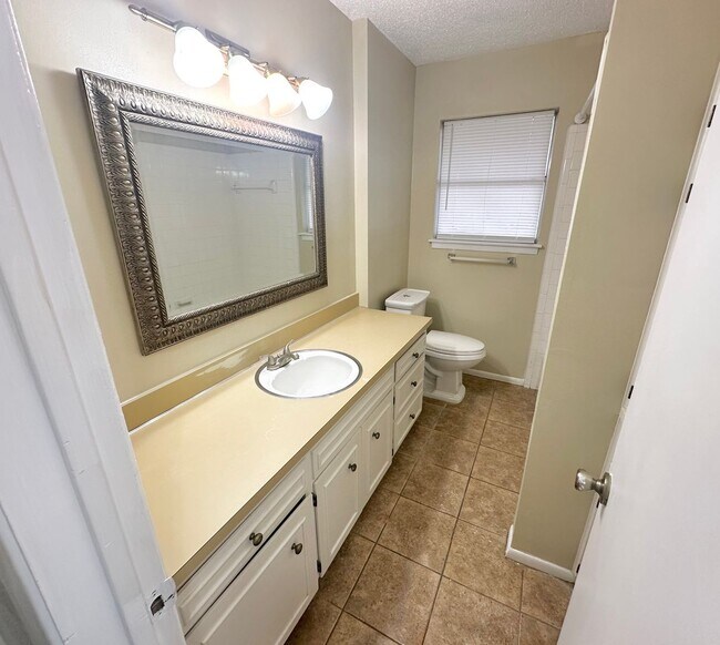 Building Photo - AVAILABLE NOW!