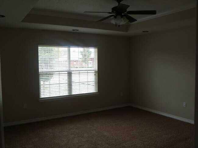 Building Photo - SPECTACULAR NEWER HOME, FIREPLACE, FORMAL ...