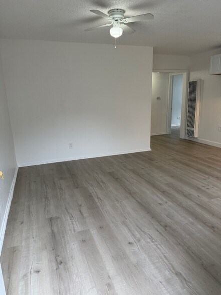 Building Photo - 423 E 82nd St