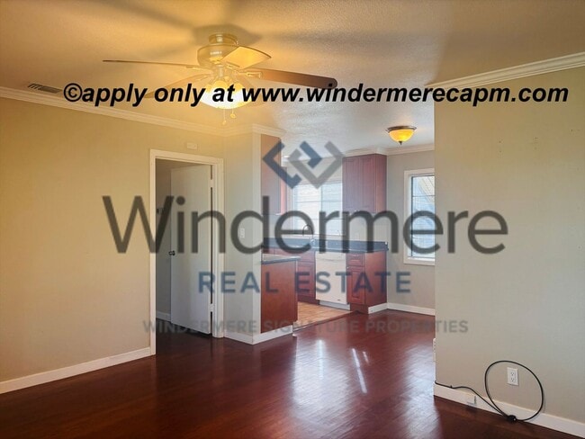 Building Photo - Unbeatable location! ! East Sac 2 bedroom 1 bath Duplex!!