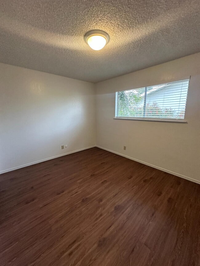 Building Photo - 220 Pollasky Ave