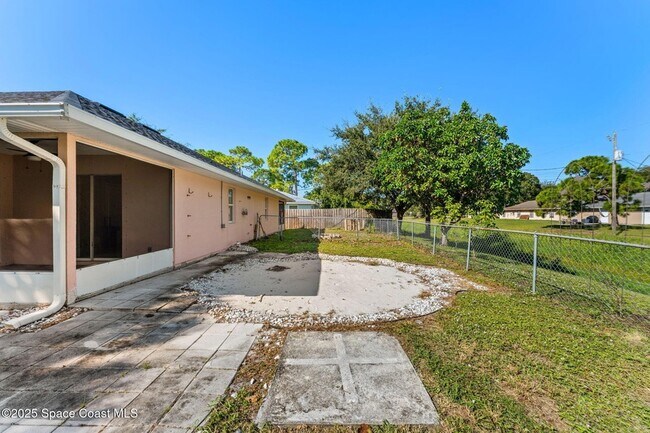 Building Photo - 158 Empress Ave