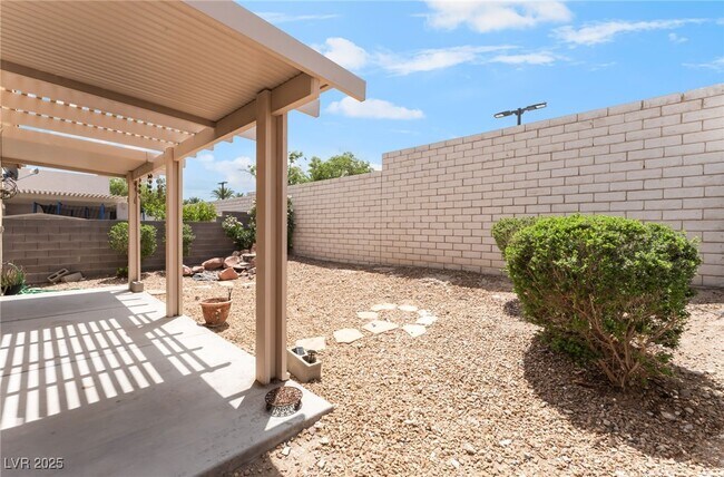 Building Photo - 8729 Shady Pines Dr