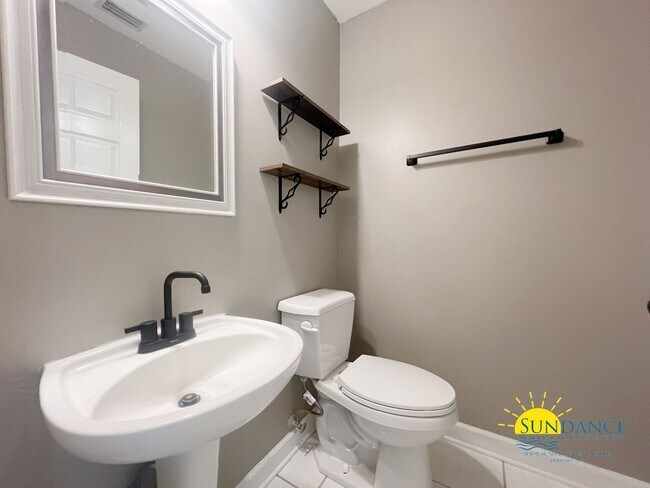 Building Photo - Charming 4 Bedroom Home in Mary Esther!