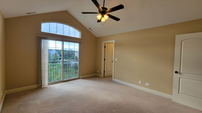 Building Photo - STUNNING LUXURY TOWNHOME 3 BEDROOM, 2 FULL...