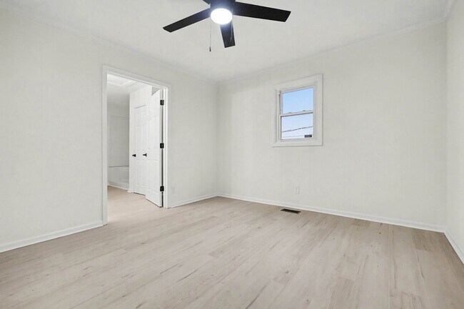 Building Photo - Two Bedroom Two Bathroom House with office and upstairs bonus room!   Fenced Yard!  Dogs Welcome!