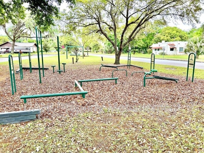 Building Photo - 532 Park Ave