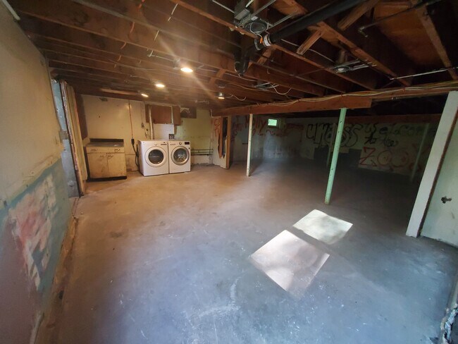Building Photo - 36 N Maple St