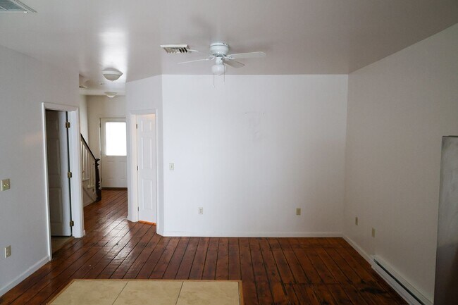 Building Photo - Lovely 4Br 2Bath with In-Unit Washer/Dryer