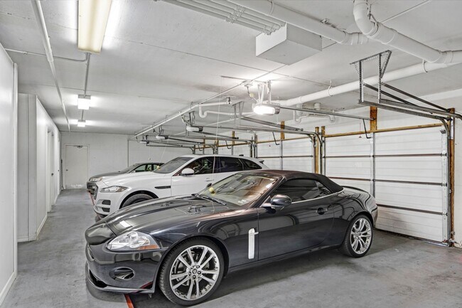 Building Photo - 2090 S Tamiami Trl