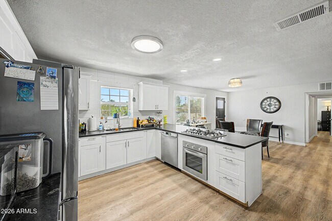 Building Photo - 2208 W San Miguel Ave