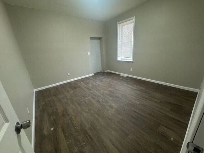 Building Photo - 2 bed/1 Bath Apartment