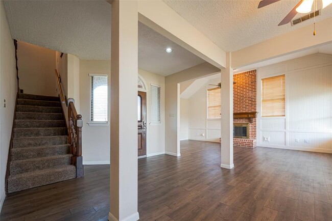 Building Photo - 606 Misty Creek Dr
