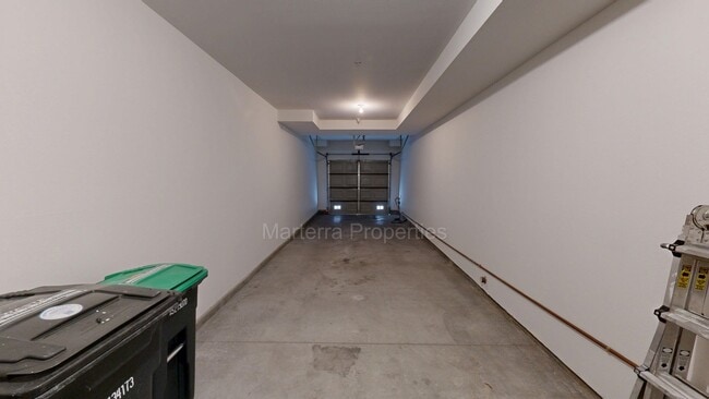 Building Photo - Amazing 2 Bedroom/2.5 Bathroom