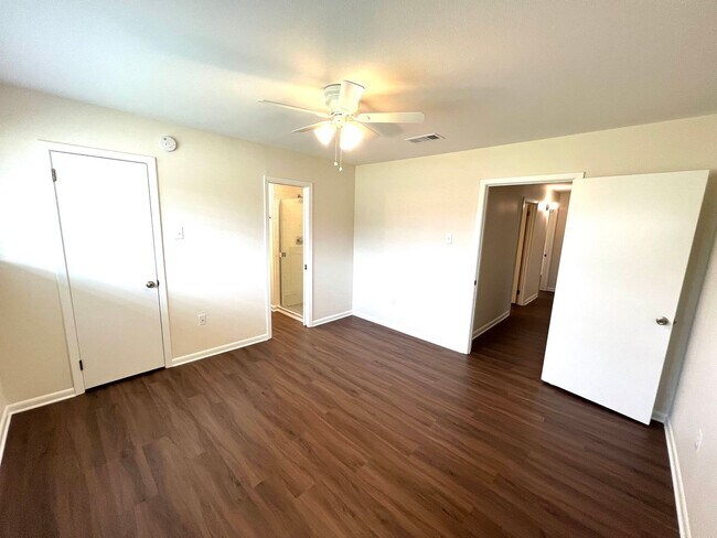 Building Photo - Updated 3 Bedroom Home with All Appliances & Double Garage
