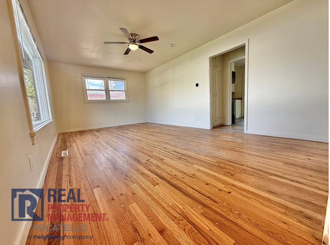 Building Photo - 3 bed 2 bath - 1 car garage - Bonus room -...