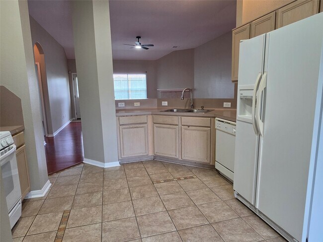 Building Photo - 7002 Plaza Del Sol Dr