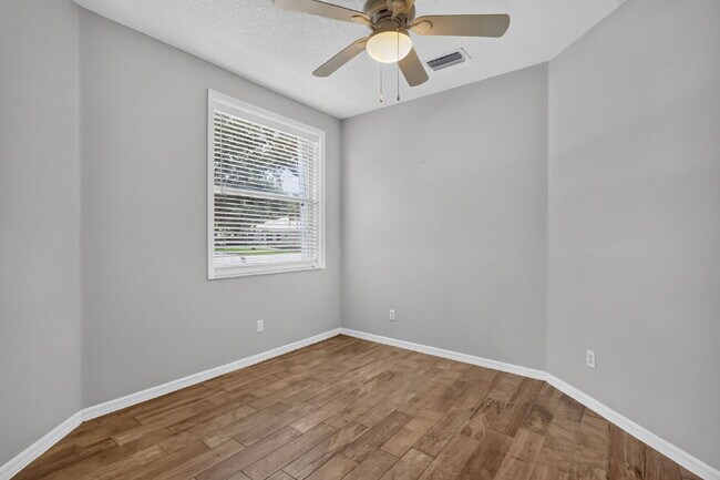 Building Photo - "Charming 2 Bed plus Den, 2-Bath Townhouse with 1500 Sq Ft of Comfort in Greenacres!"