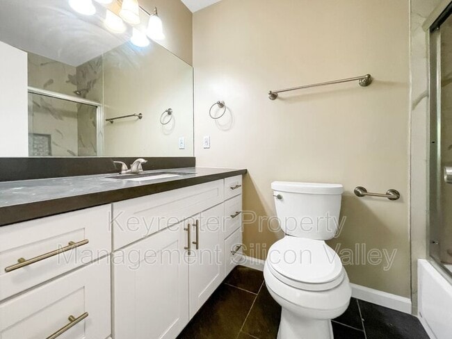 Building Photo - 933 Miramonte Ave