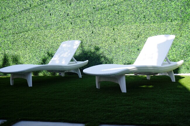 Building Photo - 1416 S Crest Dr