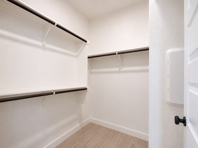 Building Photo - Beautiful 3 Bedroom Home + Study in Paramount