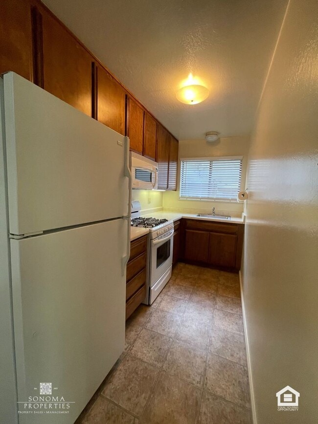 Building Photo - Spacious One Bedroom Lower Level Duplex