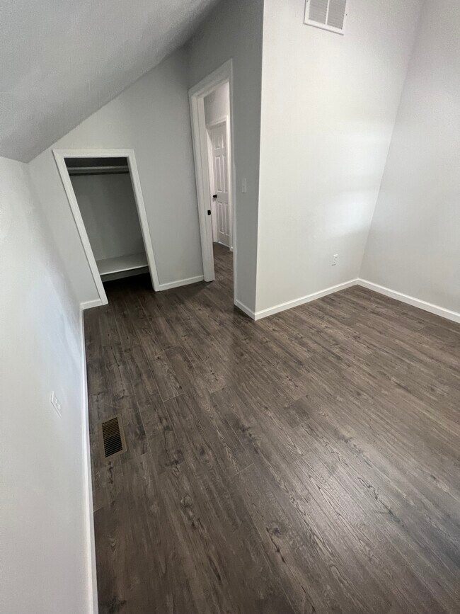 Building Photo - 5300 Iroquois Ct