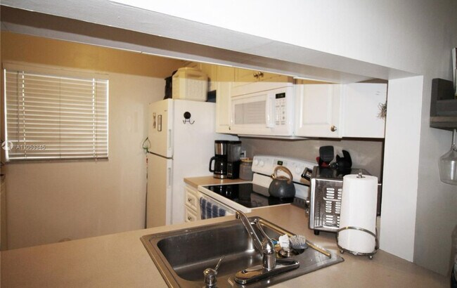 Building Photo - 9230 Lagoon Pl
