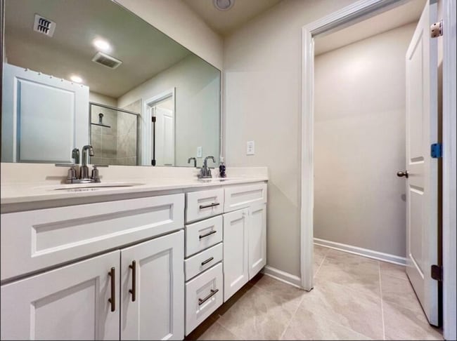 Building Photo - 1592 Villageside Ct