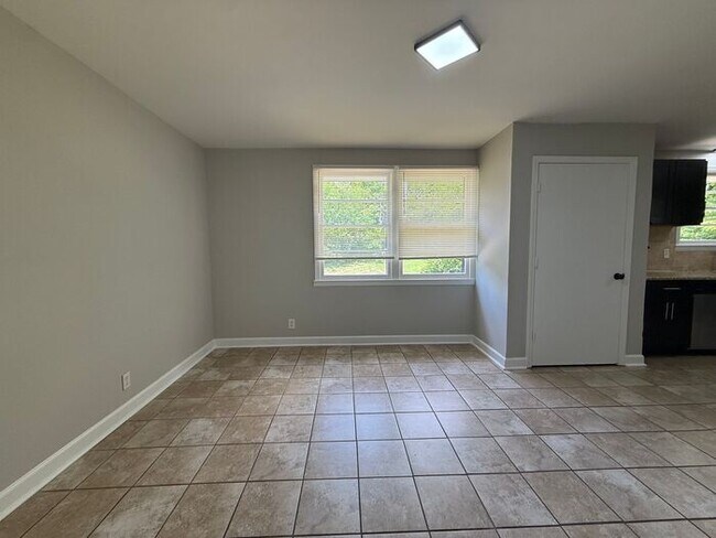 Building Photo - Lovely and Spacious Home in South Nashville - Garage and Fenced in Yard
