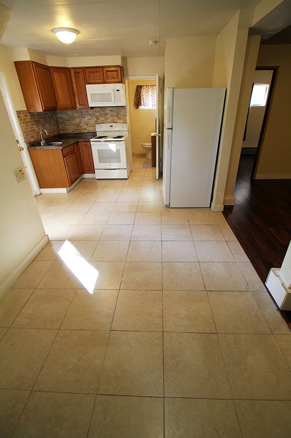 Building Photo - SPACIOUS, UPDATED 7 BEDROOM, 3 BATH, 2 KIT...