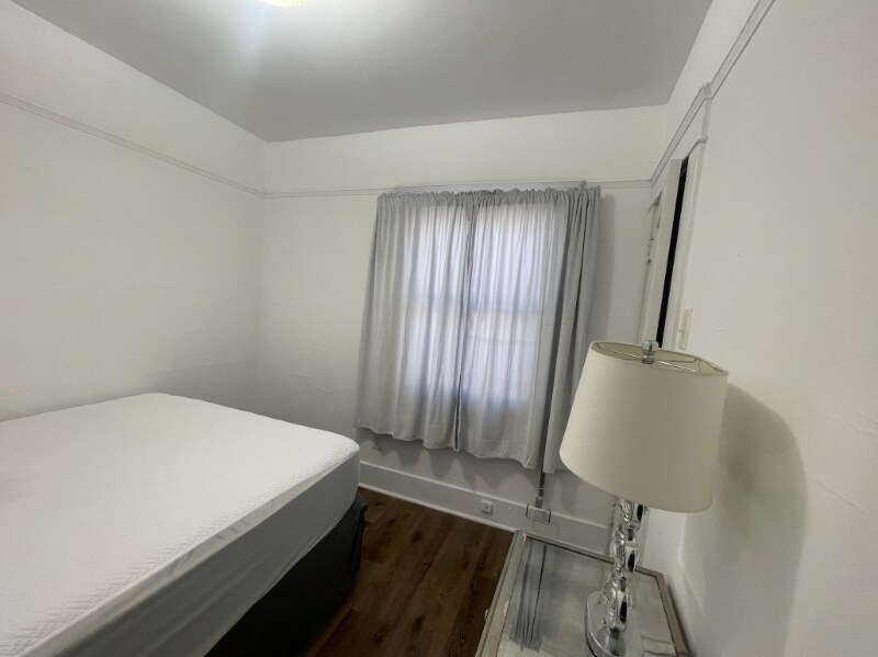 Building Photo - 1625 W 55th St