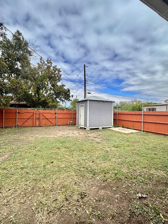 Building Photo - NOW AVAILABLE - Spacious 3-Bedroom Home + ...