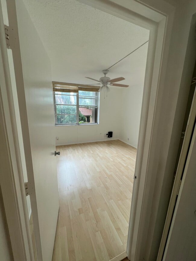 Building Photo - 9470 Live Oak Pl