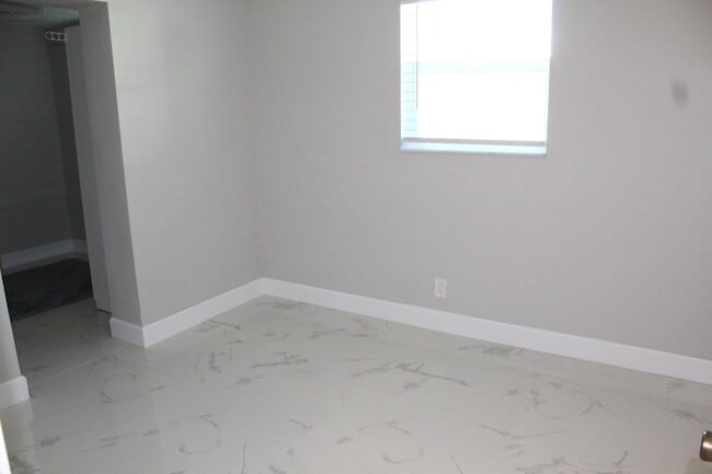 Building Photo - 2719 Peer Ln