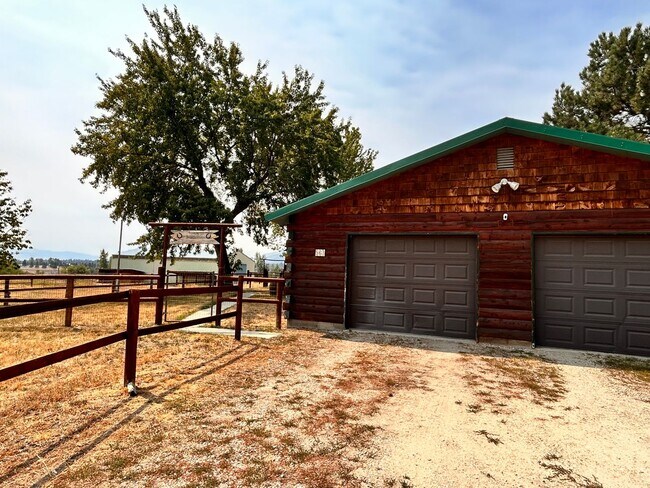 Building Photo - 10 Acres of Horse Property in Victor!