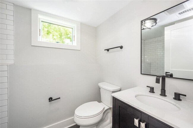 Building Photo - 10 Underhill Pl